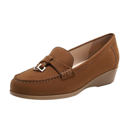 ����ɫ��Ƥ�� 34 ��ɭ�¸���ЬŮ�＾�¿�ʱ������һ�ŵ��ָ�Ь����ЬHL247402