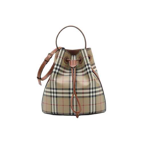 �ۻ��㣺����ɫ ����Ӫ��BURBERRY/������ŮʿSS26���Ƴ������ᵥ��б���ˮͰ��