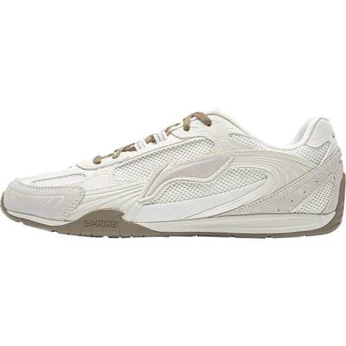 �ۻ��㣺���ɫ-�� 39 �����������±����ϵ��˶�����Ь