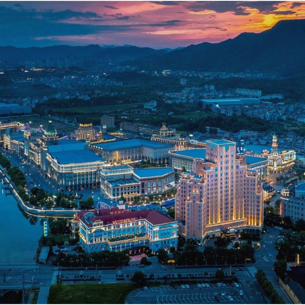 ���Ŷ��Ƶ�����Ʊ���Ӱ�ӳ� ���ǾƵ�14��ͨ�� ˫��/�󴲷�ס1����˫�˺������̲/��Ȫ��/Բ����԰��ѡ1������ ���ݳ� 438Ԫ